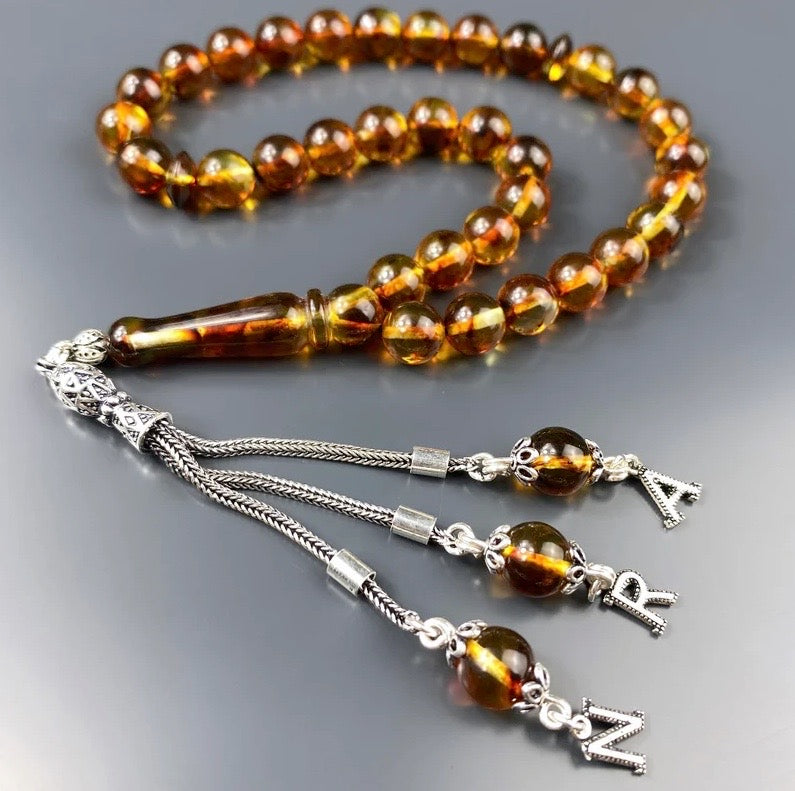 Detailaufnahme Kehribar Tesbih mit 3 Buchstaben aus 925 Silber