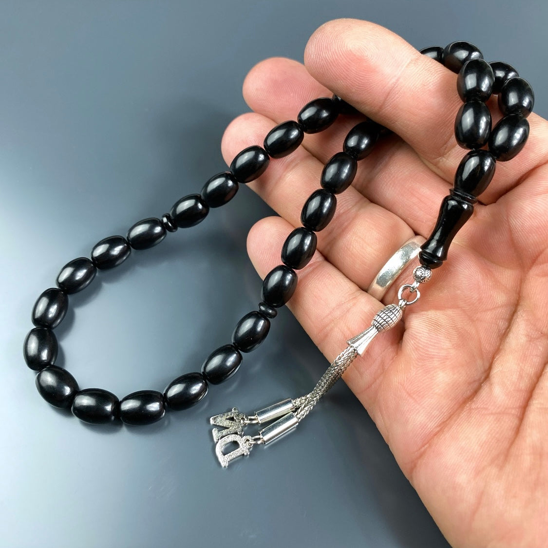 Sıkma Kehribar Tesbih 2 Buchstaben – Black Kapsül