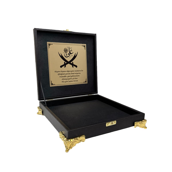 Schwarze Luxus 4 eckige Box mit Füssen und Rahmen für Tesbih Geschenkset - Schwert Logo