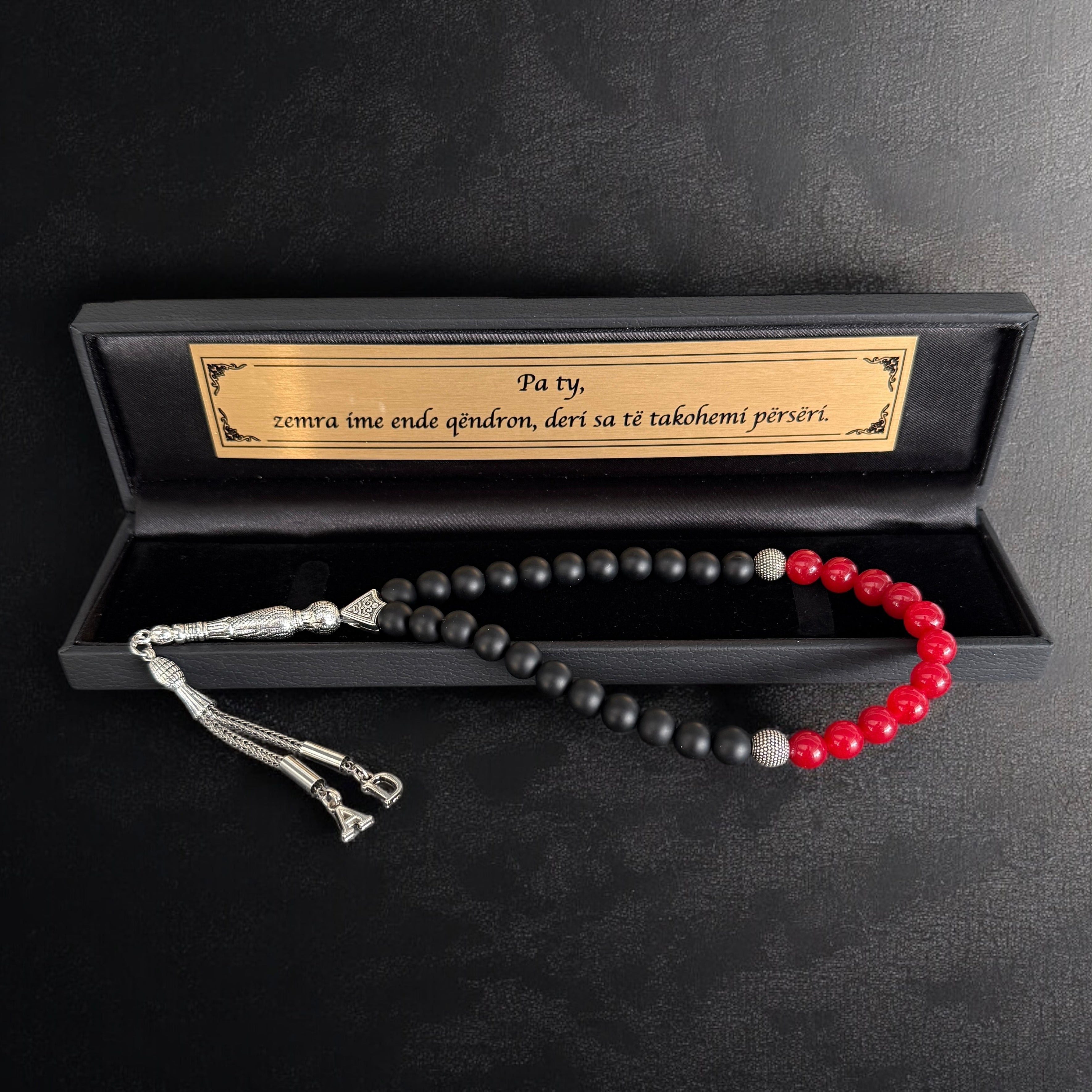 Tesbih mit Albanische Rot / Schwarze Farben 2 Buchstaben Black Old Box und Wunschtext
