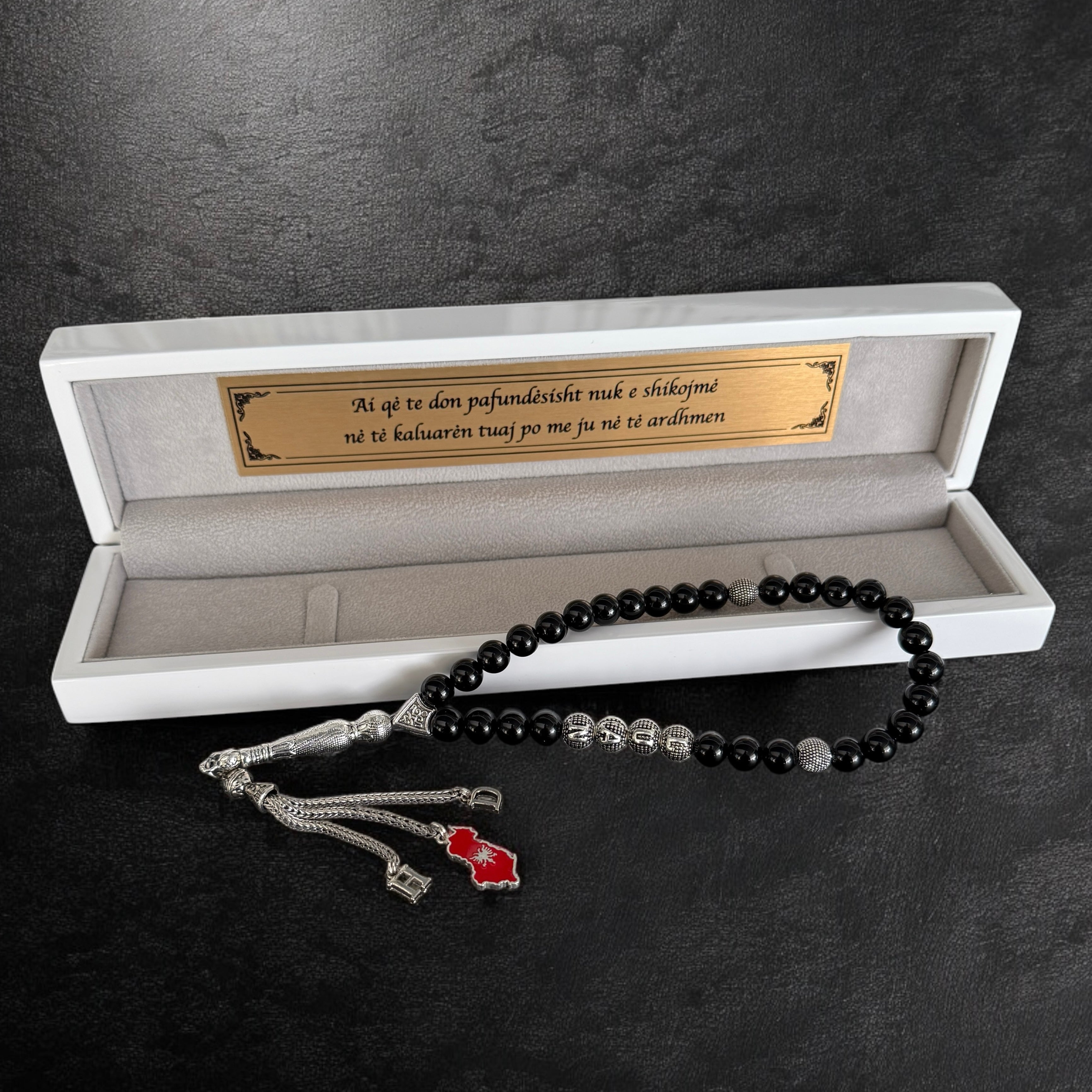 Tesbih mit Namen Albanische Landkarte Logo 2 x Buchstaben und Weiße Glanz Holzbox Text