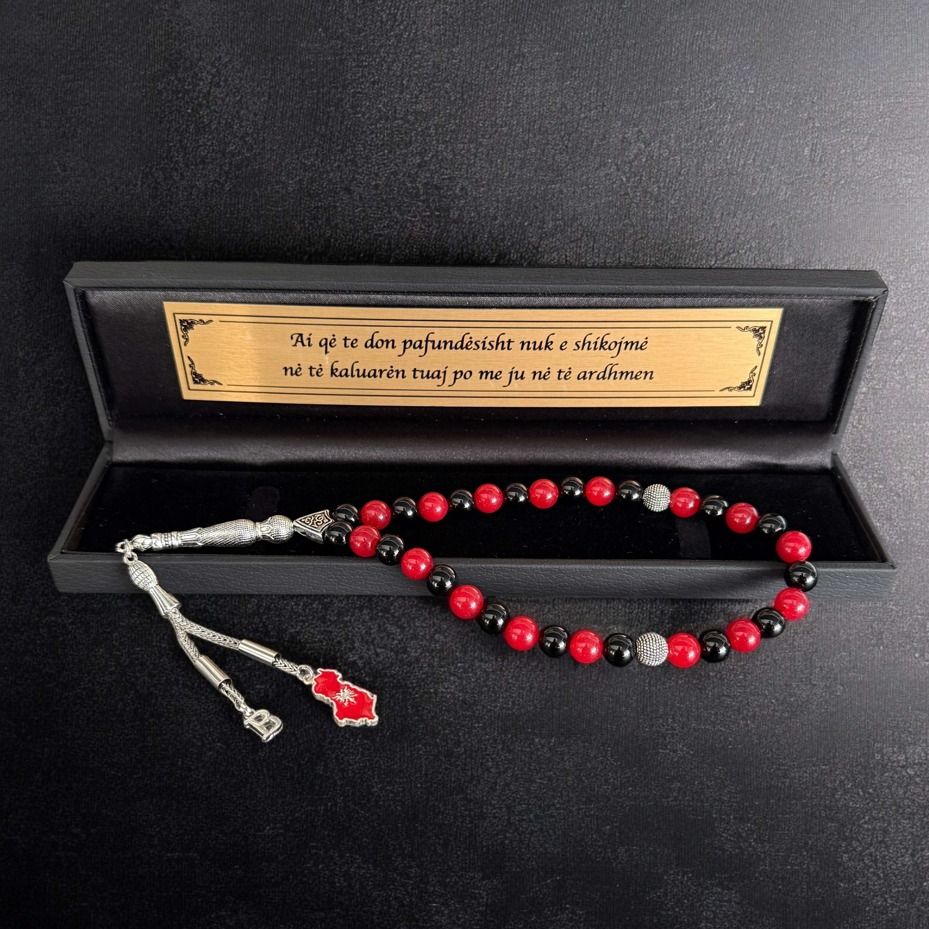 Tesbih mit Albanische Landkarte 1x Buchstabe Rot-Schwarz Mix Glanz Perlen Black Old Box und Wunschtext