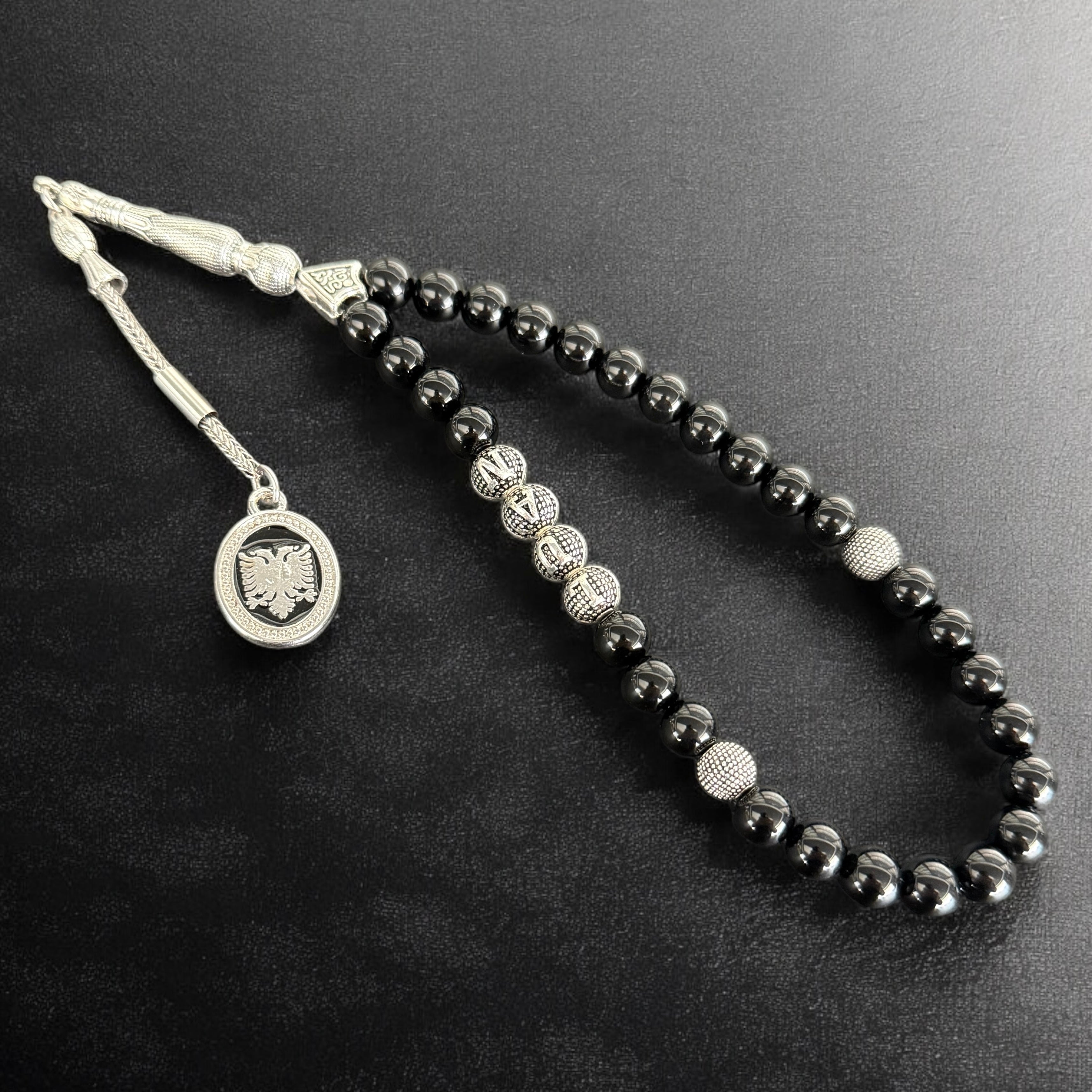 Tesbih mit Namen und Albanische Schwarze Logo