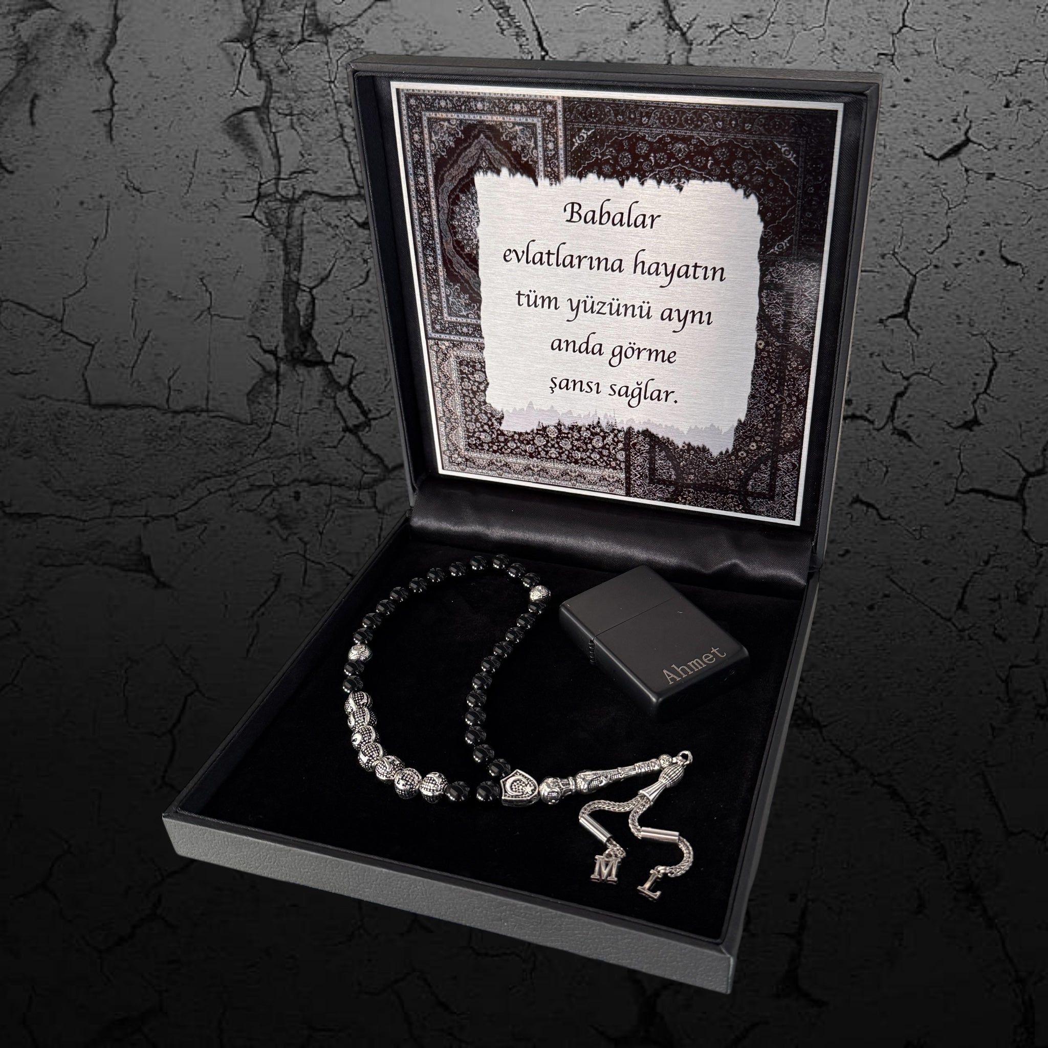Tesbih mit Namen Geschenkset mit graviertem Feuerzeug in schwarzer Geschenkbox mit orientalischem Muster