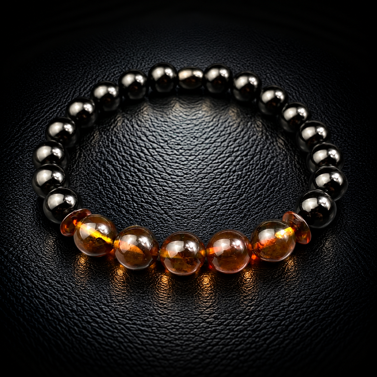 Braunes Kehribar Armband für Herren aus echtem Naturbernstein mit schwarzen 8-mm-Onyx-Perlen – Modell Nr. 012 von Sani Tesbih.
