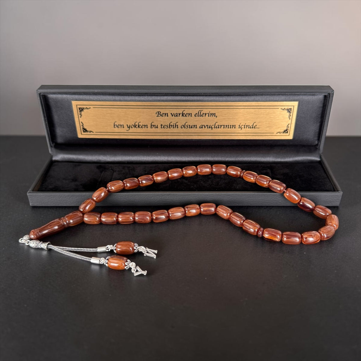 Brauner Sıkma Kehribar Tesbih mit 8 × 10 mm Kapsül-Perlen, 925 Silber Anhänger und personalisierter Geschenkbox mit Wunschtext.