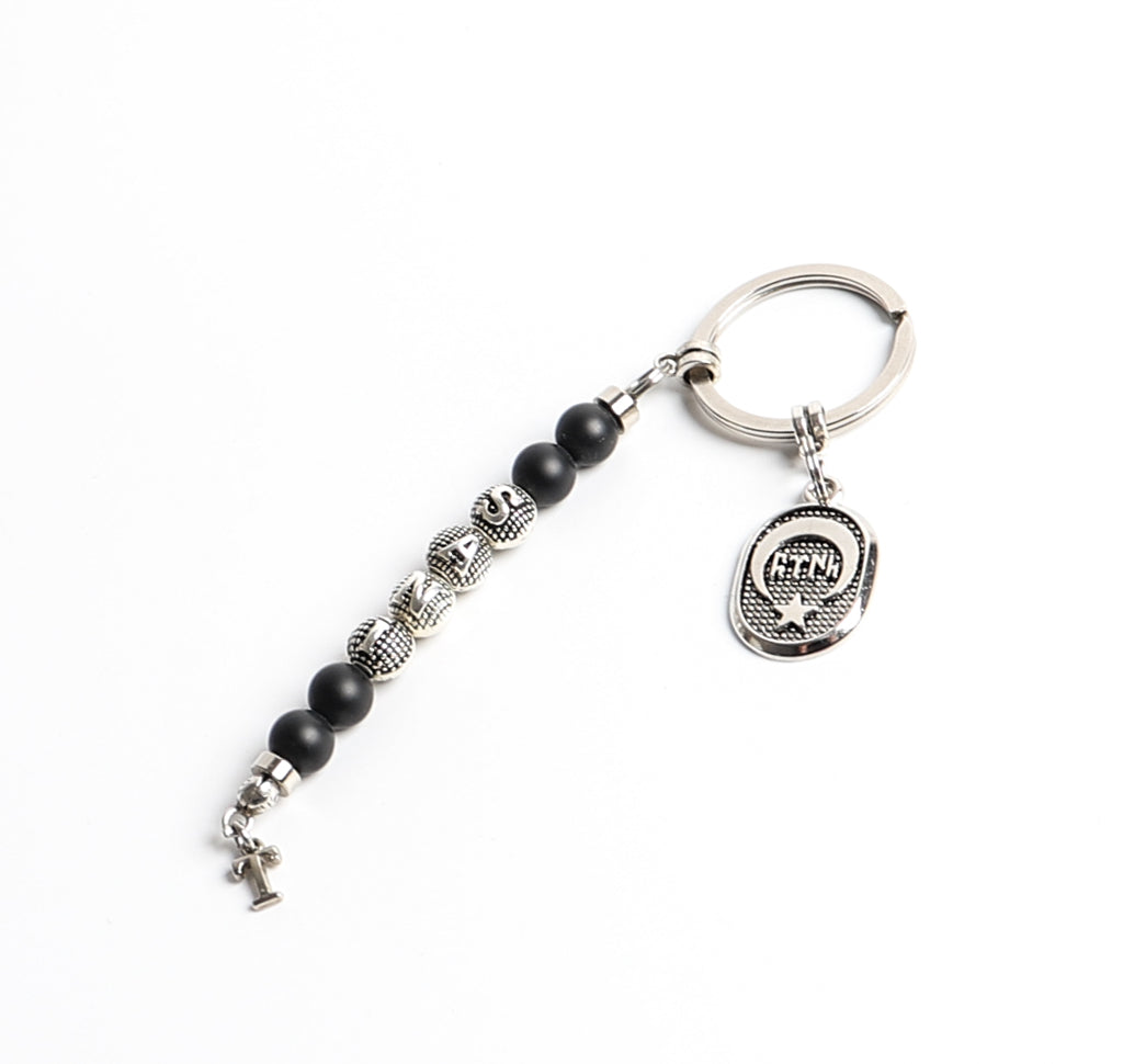 Schlüsselanhänger personalisiert mit Namen und einem Logo aus Natursteine perlen