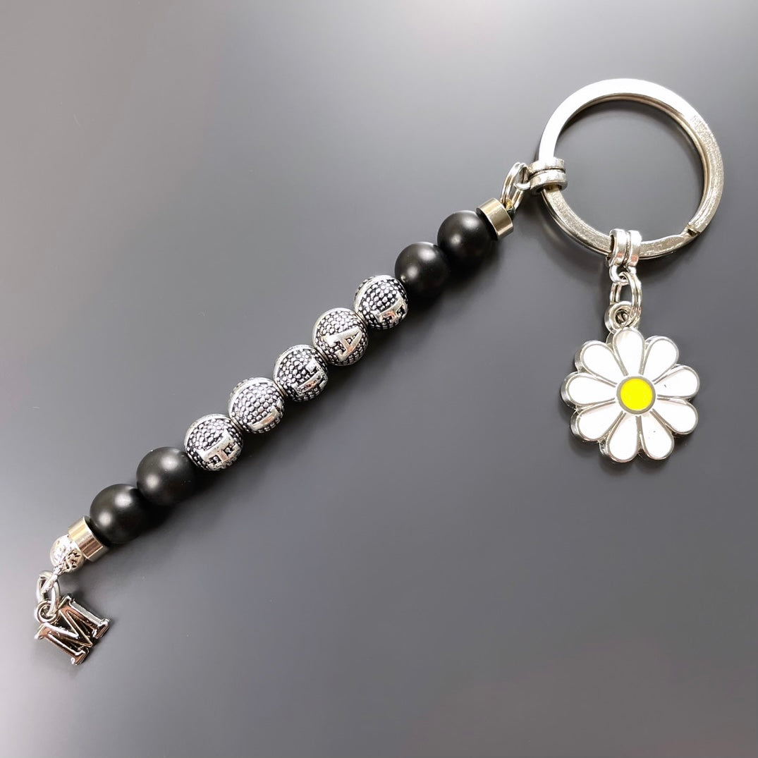 Schlüsselanhänger personalisiert mit Namen und einem Logo aus Natursteine perlen