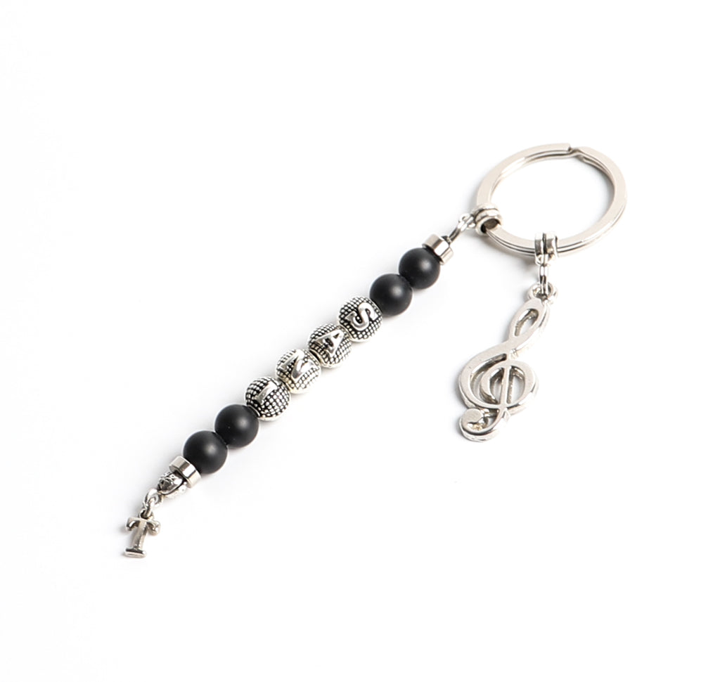 Schlüsselanhänger personalisiert mit Namen und einem Logo aus Natursteine perlen