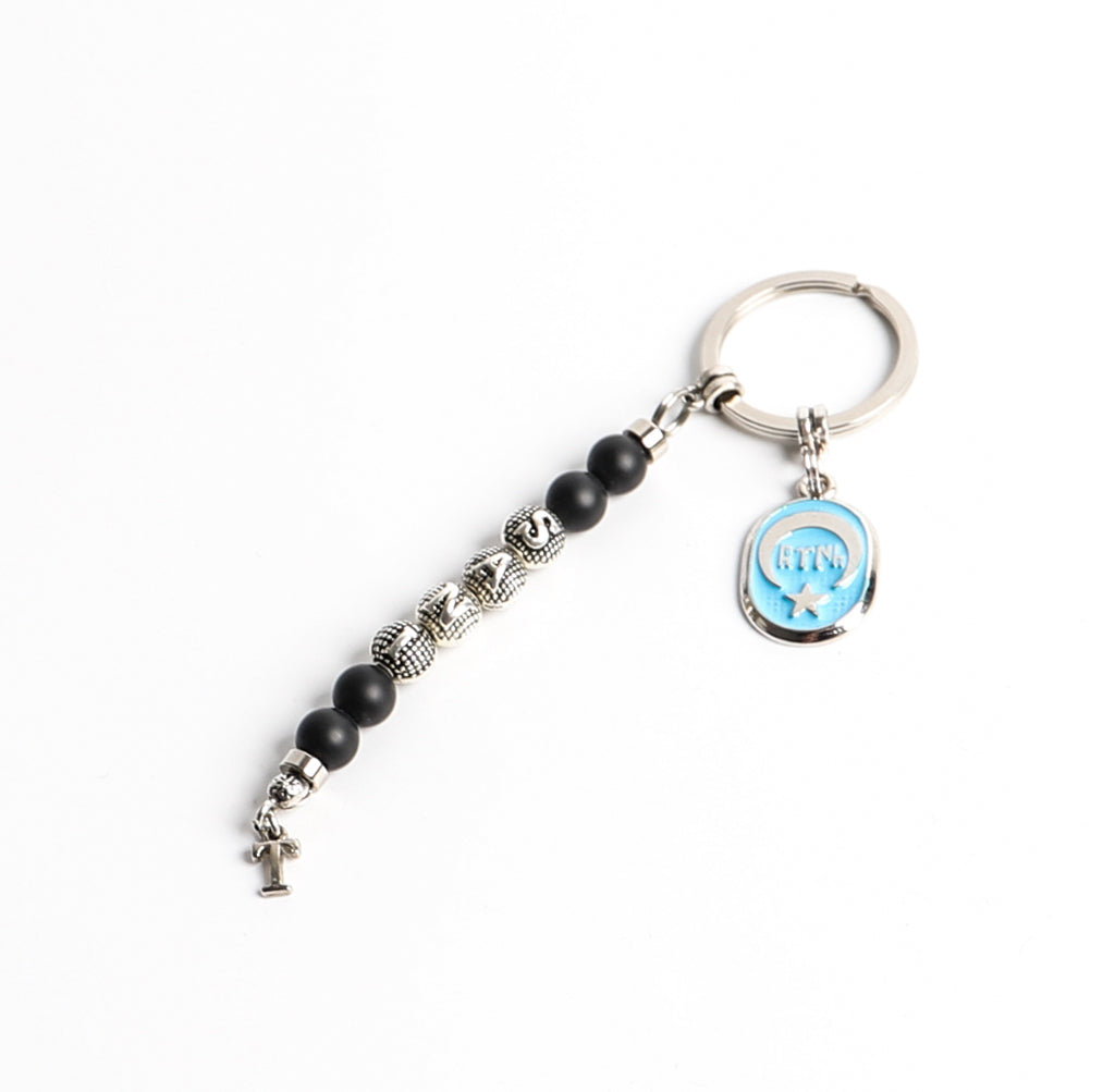 Schlüsselanhänger personalisiert mit Namen und einem Logo aus Natursteine perlen