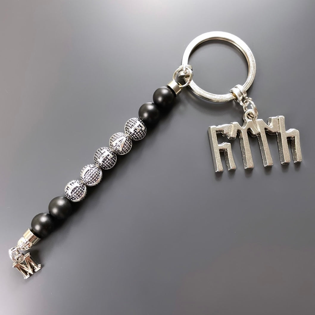 Schlüsselanhänger personalisiert mit Namen und einem Logo aus Natursteine perlen