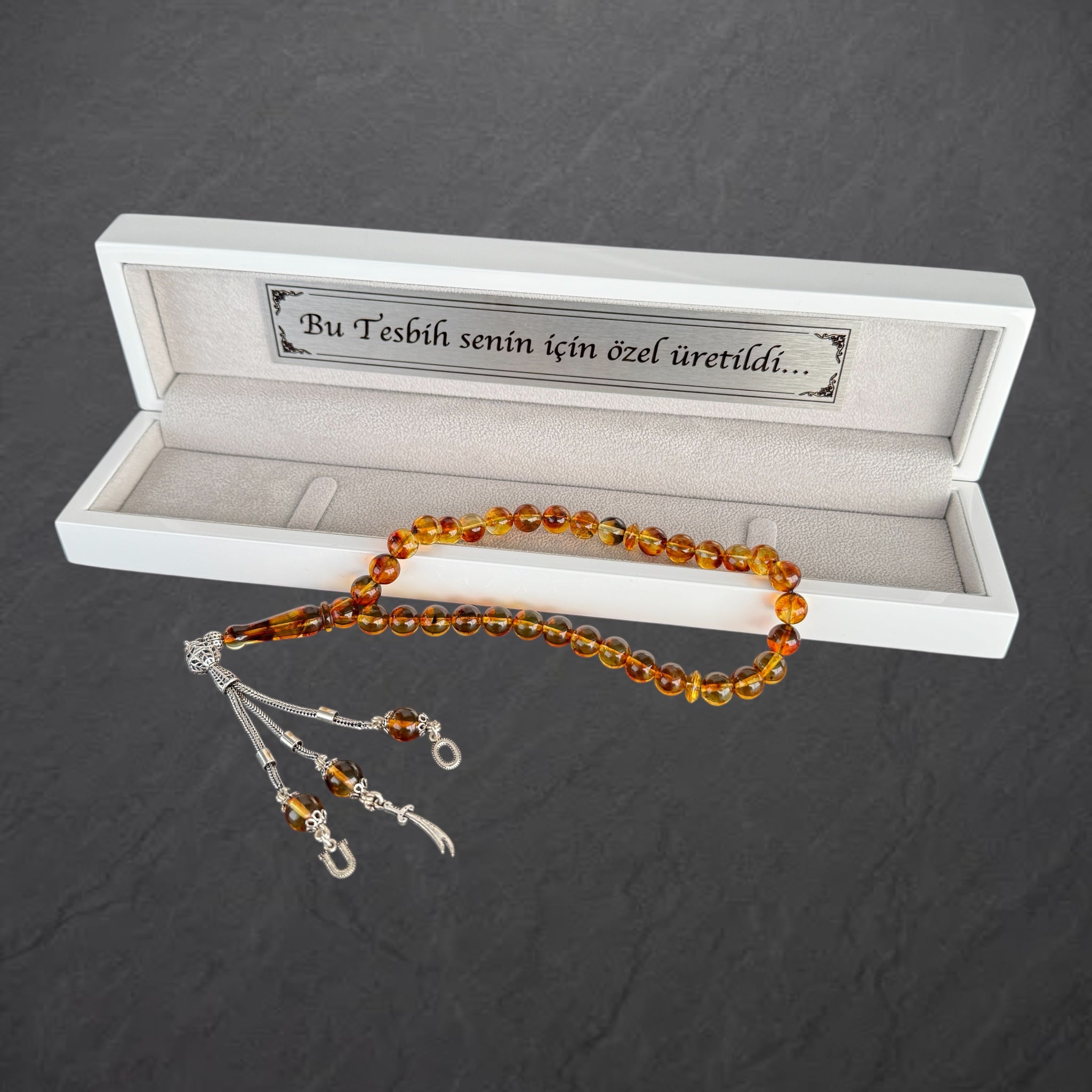 „Klassisches Kehribar-Tesbih aus Bernstein in warmer Farbnuance, ideal für Gebet oder als Geschenk.“