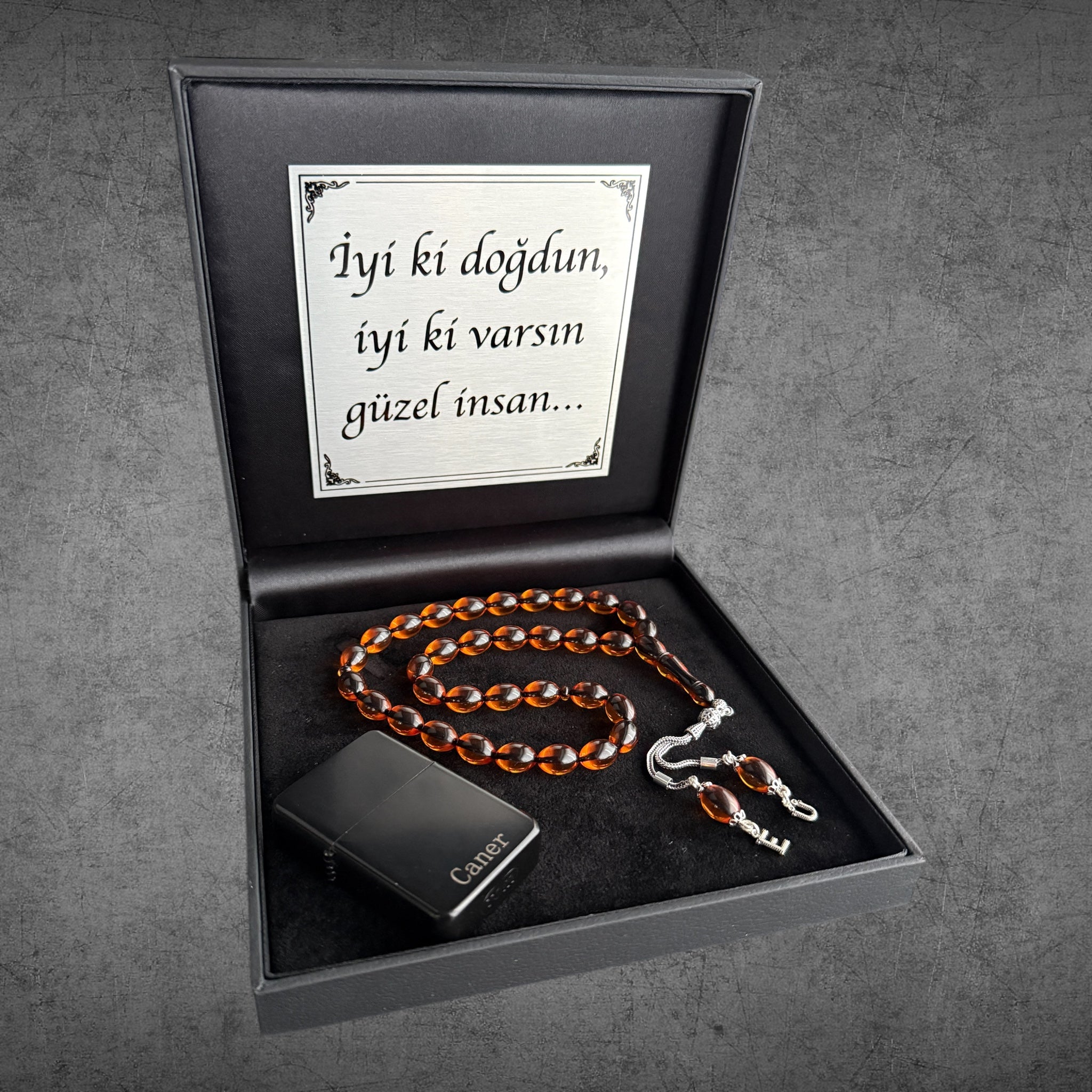 "SIKMA KEHRIBAR Gebetskette in Geschenkbox mit Text"

"Islamisches Tasbih Geschenkset mit Feuerzeug personalisiert"

"Hochwertige Tasbih für Männer – Geschenkidee Bayram"

"Personalisierte Gebetskette mit Name – edle schwarze Geschenkbox"

"Tasbih mit individuellem Text in Geschenkverpackung"

"Gebetskette SIKMA KEHRIBAR Set – ideal für Ramadan Geschenk"