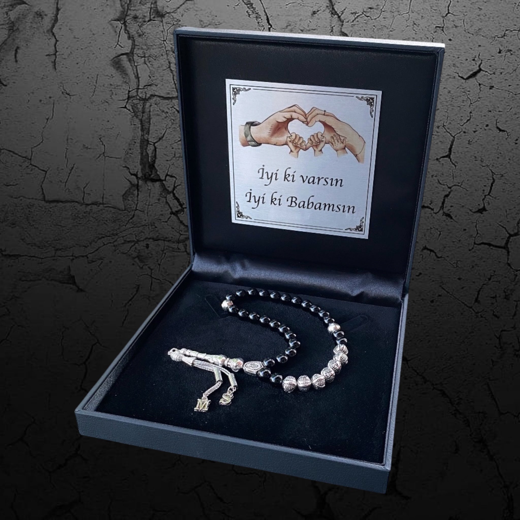Tesbih mit Namen personalisiert mit Geschenbox und Wunschtext Familie Hände Logo