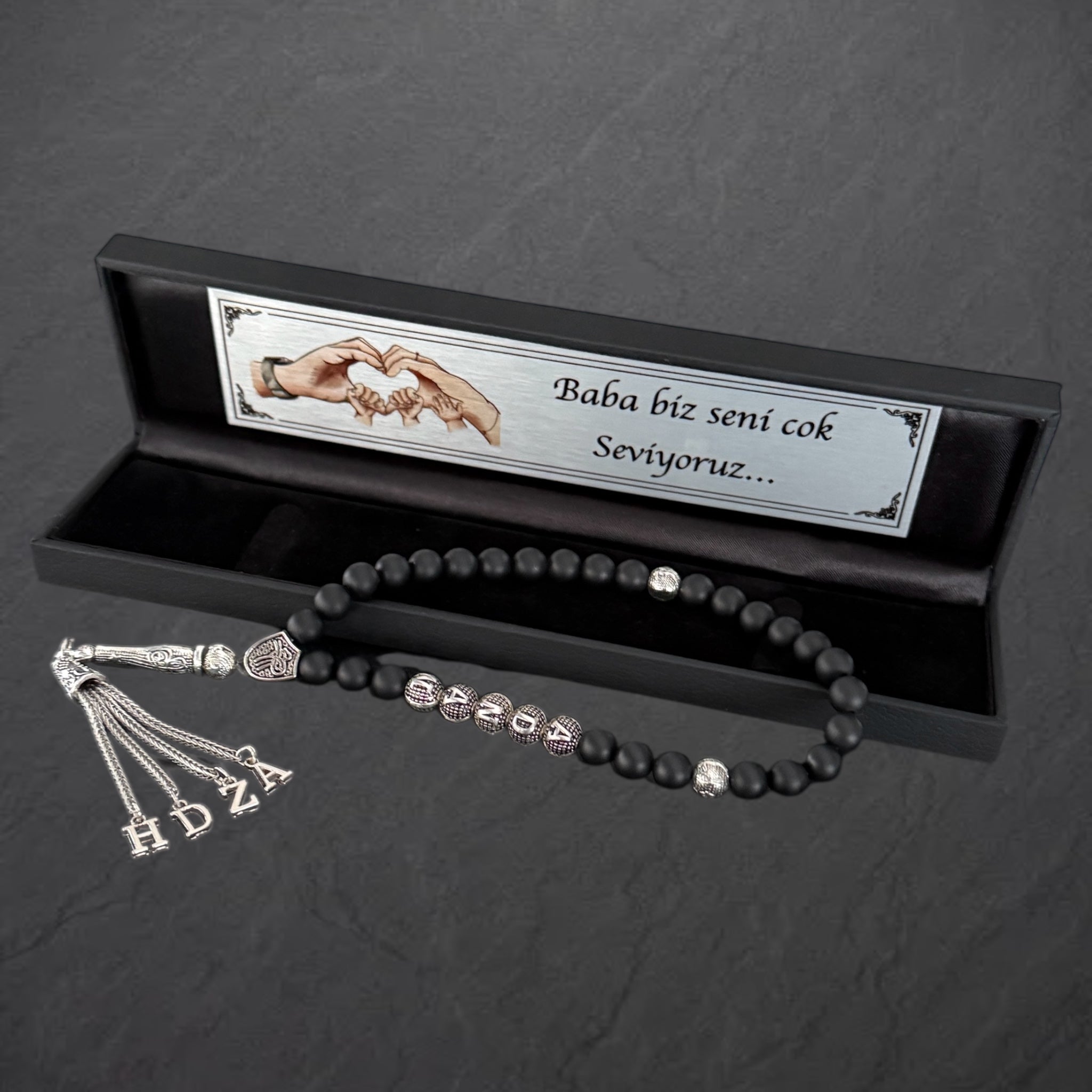 Tesbih mit Namen & 4 Buchstaben Black OLD Box mit Wunschtext Hands Logo