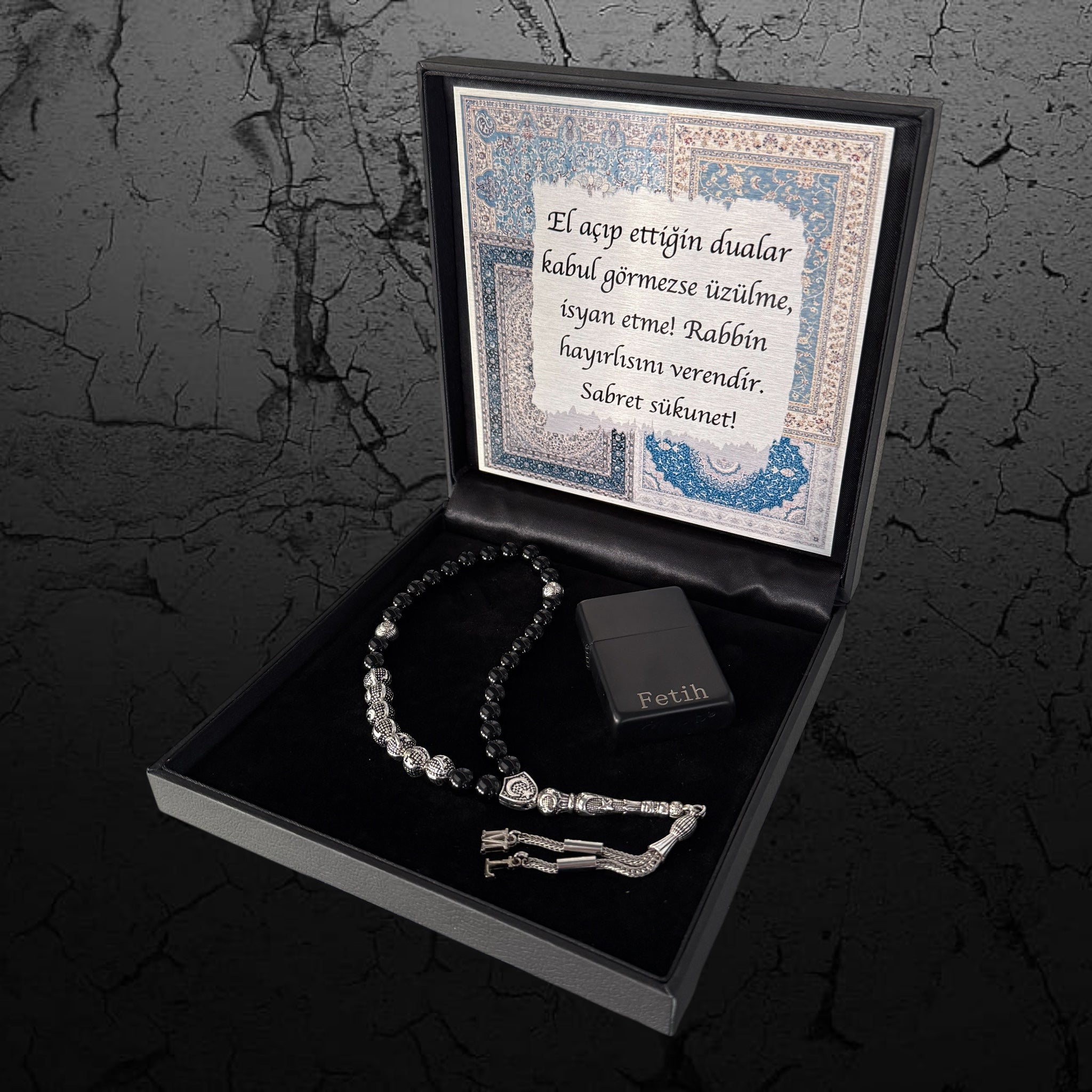 Tesbih mit Namen in Geschenkbox mit orientalischem Design und personalisiertem Feuerzeug