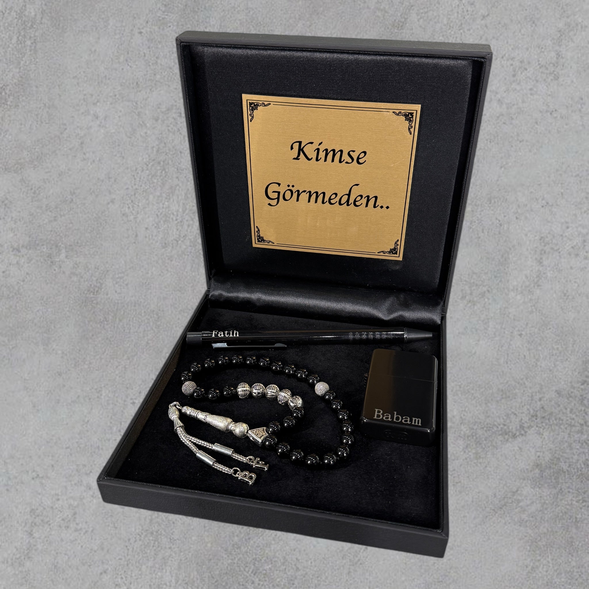 Tesbih mit Namen & Feuerzeug / Kugelschreiber BLACK Box