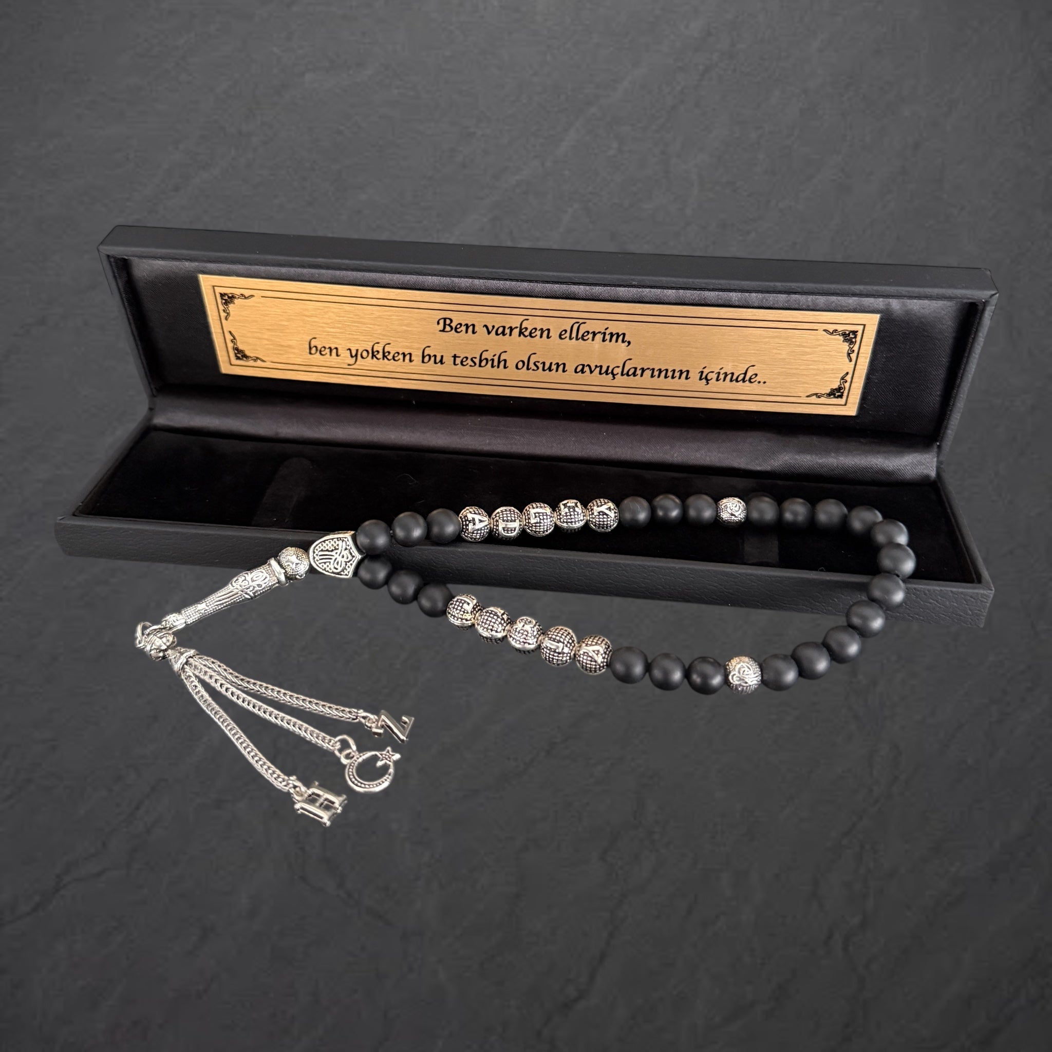 Tesbih mit namen 2 Buchstaben anhänger und einem logo mit geschenkbox 