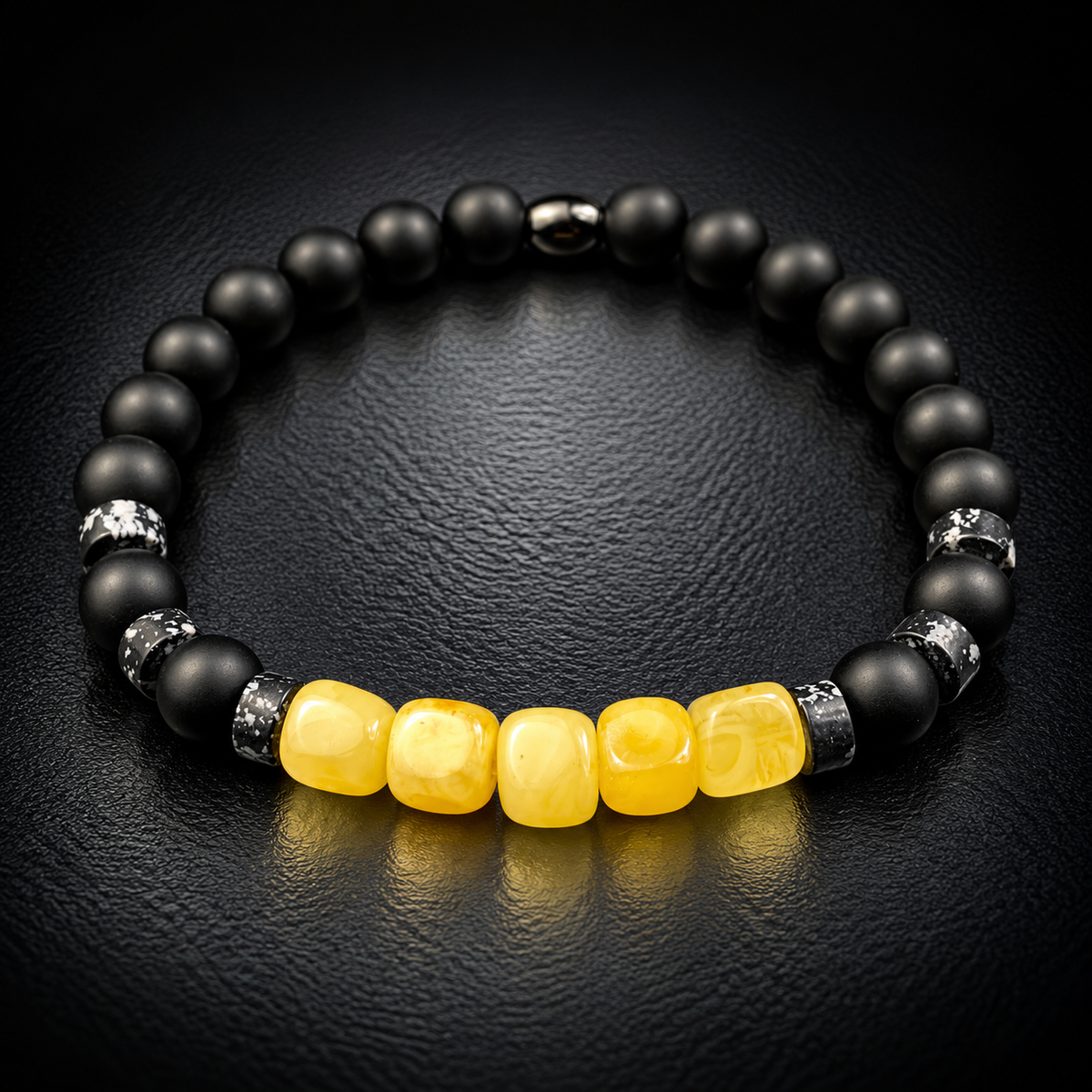 Mattgelbes Kehribar Armband für Herren aus echtem Bernstein mit schwarzen Onyx-Perlen – Modell Nr. 010 von Sani Tesbih.