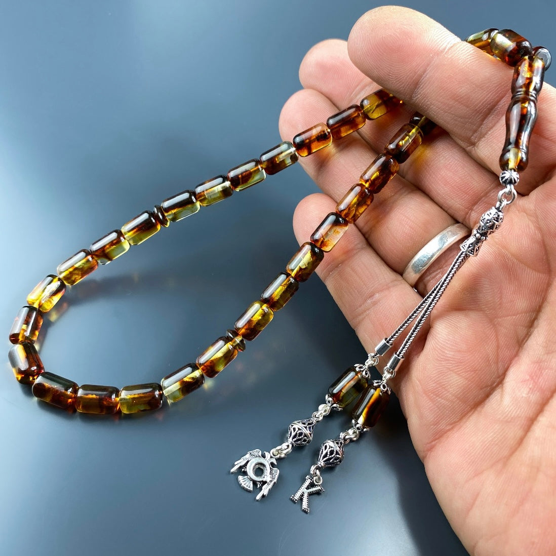 Kehribar / Bernstein Tesbih 1 Buchstaben & Selculuklu Türk Logo – Braun, 925 Silber