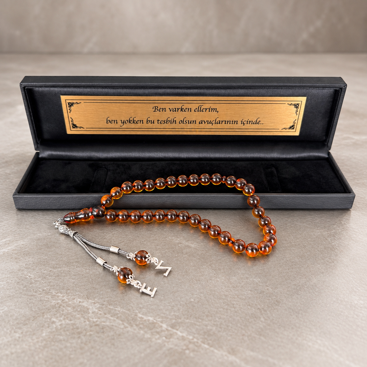 Orangefarbener Sıkma Kehribar Tesbih mit 8 mm Perlen, 925 Silber Anhänger und personalisierter Geschenkbox.