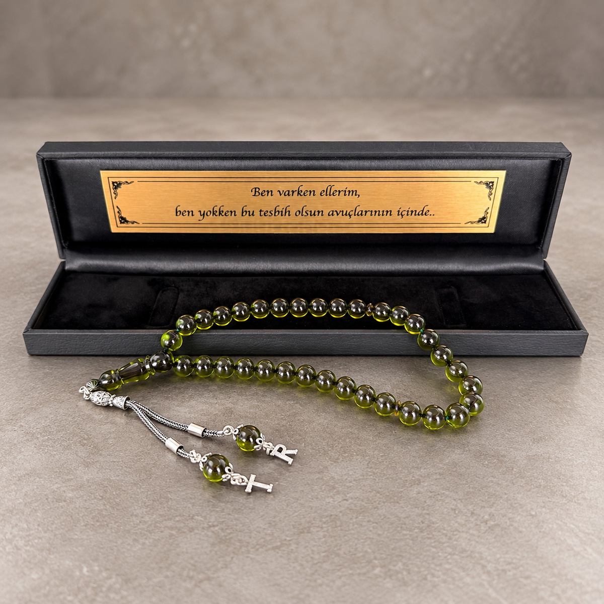 Pistaziengrüner Sıkma Kehribar Tesbih mit 925 Silber Anhänger und Geschenkbox mit individuellem Wunschtext.