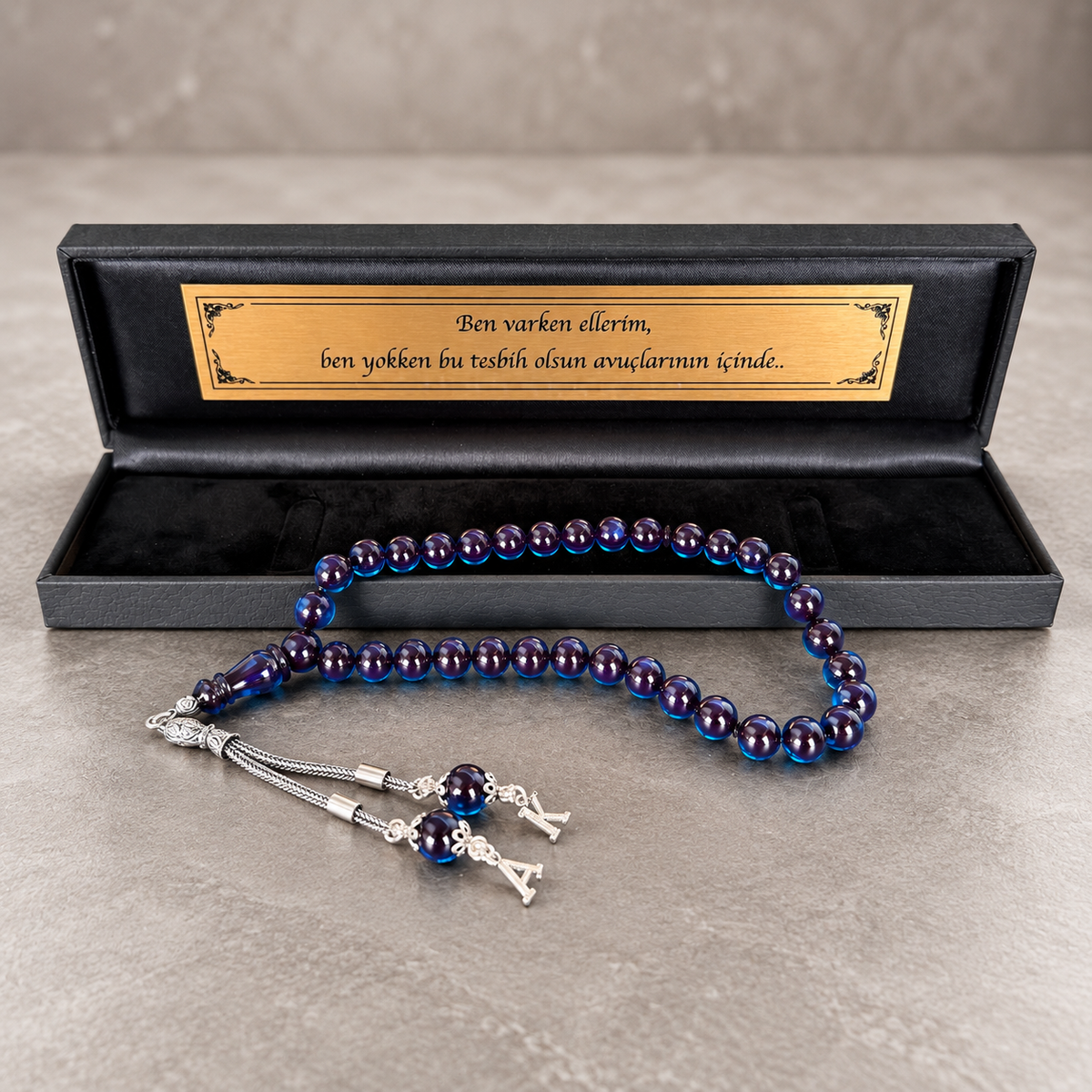 Sıkma Kehribar Tesbih in Parlament Blau mit 8 mm Perlen, 925 Silber Anhänger und personalisierter Geschenkbox.