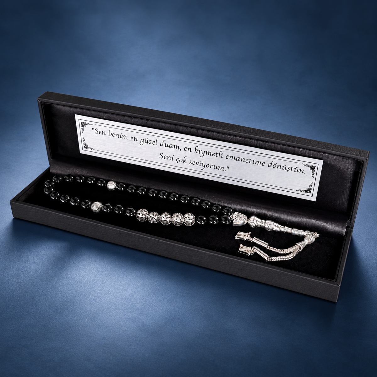 Tesbih mit Namen aus schwarzem Naturstein mit personalisierter Geschenkbox